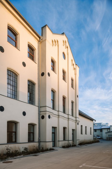 Bývalá pradiáreň v Kežmarku, kdysi jeden z nejvyspělejších textilních závodů v Uhersku, se mění v moderní výrobní a společenské centrum. Citlivá rekonstrukce národní kulturní památky spojuje industriální dědictví s novým životem a otevírá historický areál městu i veřejnosti.