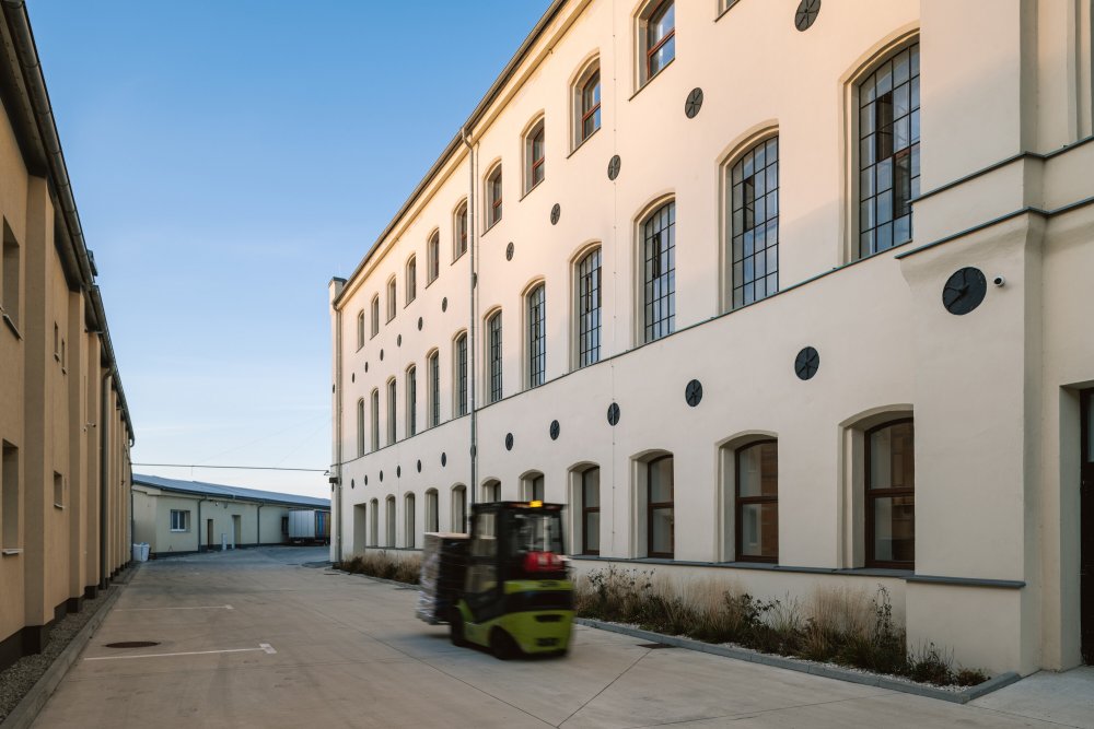 Bývalá pradiáreň v Kežmarku, kdysi jeden z nejvyspělejších textilních závodů v Uhersku, se mění v moderní výrobní a společenské centrum. Citlivá rekonstrukce národní kulturní památky spojuje industriální dědictví s novým životem a otevírá historický areál městu i veřejnosti.