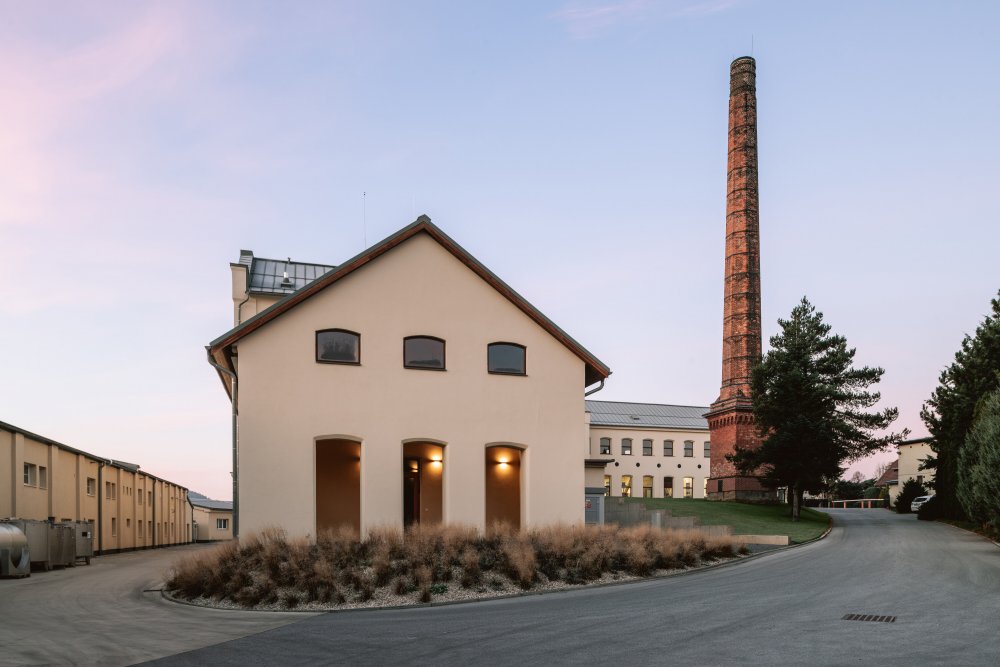 Bývalá pradiáreň v Kežmarku, kdysi jeden z nejvyspělejších textilních závodů v Uhersku, se mění v moderní výrobní a společenské centrum. Citlivá rekonstrukce národní kulturní památky spojuje industriální dědictví s novým životem a otevírá historický areál městu i veřejnosti.
