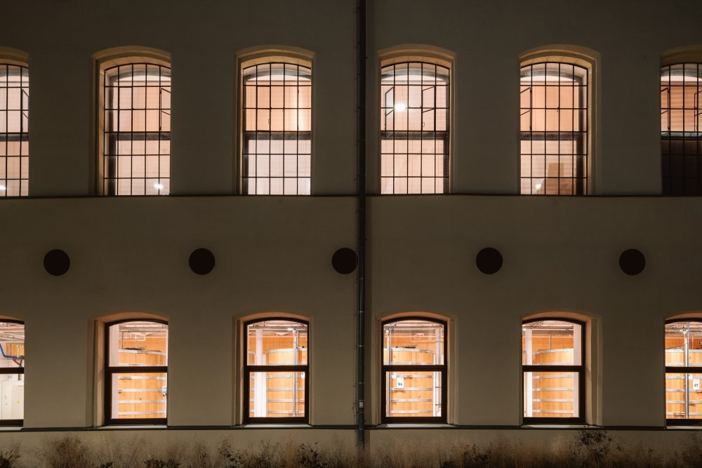 Bývalá pradiáreň v Kežmarku, kdysi jeden z nejvyspělejších textilních závodů v Uhersku, se mění v moderní výrobní a společenské centrum. Citlivá rekonstrukce národní kulturní památky spojuje industriální dědictví s novým životem a otevírá historický areál městu i veřejnosti.