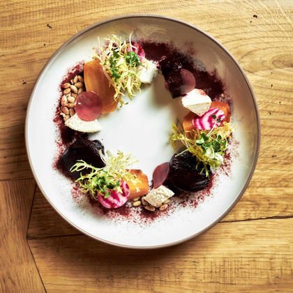  Předkrm z Trezorového menu - Žlutá a červená baby řepa, cioggio, piniové oříšky, frisée, sýr bastian z Krasolesí