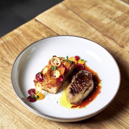 Předkrm z Trezorového menu - Foie gras, kumquaty, omáčka Grand Marnier, zázvor, granátové jablko, brioška