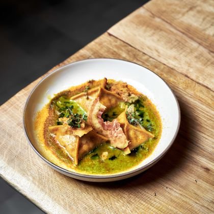 Předkrm z Trezorového menu - Ravioli, sýr fourme d'Ambert, pancetta, dýně hokkaidó, šalvěj, česnek