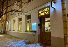 Dveře, za kterými vás okamžitě praští do nosu vůně dřeva, uhlí a masa