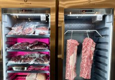 Zrání jako rituál. Dry-age boxy plné masa dávají tušit, že tady se na suroviny nechodí zkratkou