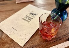 Negroni a menu na stole