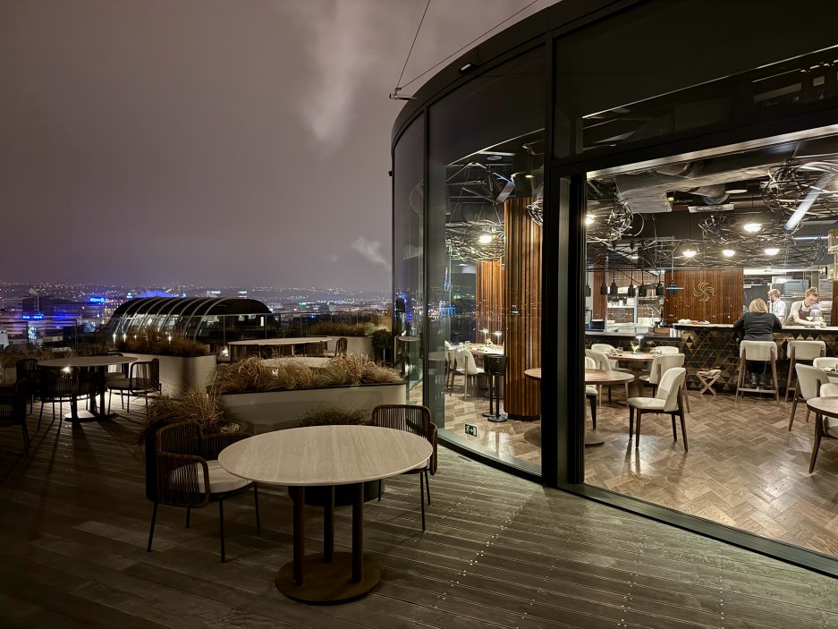 Restaurace disponuje prostornou terasou s výhledy na Prahu