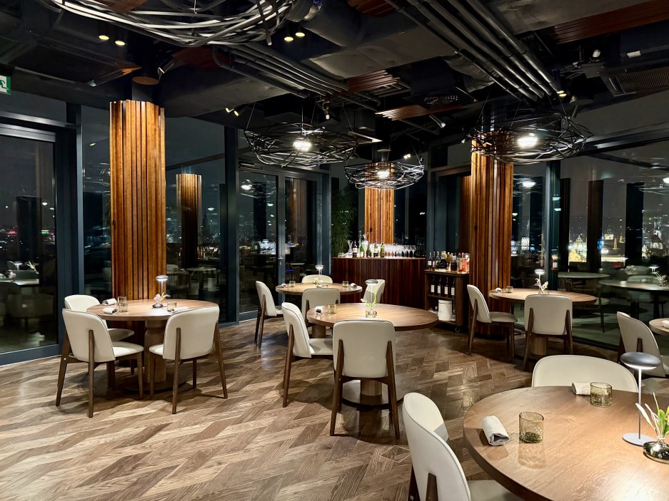 Interiér restaurace. Moderní, elegantní prostor
