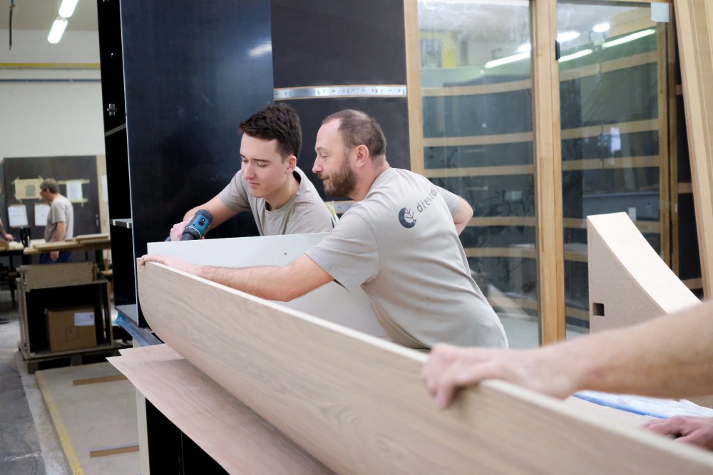 V rousínovském Dřevodíle se vyráběl nábytek do interiéru Máje