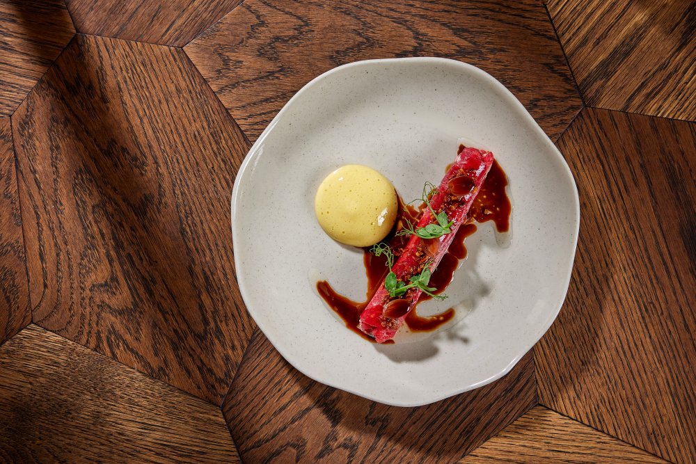 Na snímku je „španělský ptáček“ à la La Degustation — syrová hovězí svíčková, žloutek 65 °C, pečená cibule 25–30 h, smažená cibule, šunkové škvarky, pěna z trapistické hořčice a Znojemská omáčka z domácích okurek.