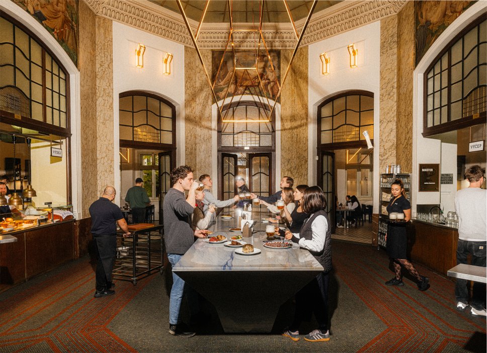 Kantýna se nenese ve stylu klasické restaurace, ale spíše neformální, industriální a společenské jídelny. Vysoké stropy a prostorný sál připomínají moderní kantýnu nebo velkou jídelnu. Podnik má dle průvodce jednu čepici.