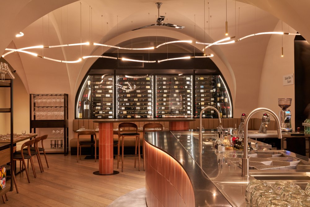 Restaurace letos proběhla rekonstrukcí pod taktovkou architektů ze studia Qarta. „Chtěli jsme prostoru dodat čistotu, lehkost a zároveň zvýraznit dominanty, jako je bar, vinotéka a salátový bar. Zároveň jsme kladli velký důraz na komfort hostů od akustiky po kvalitu vzduchu a přírodní materiály,“ říká manažer restaurace Tomáš Podolský, který stál u projektu od samého začátku.