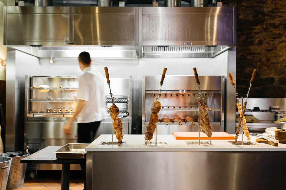 Restaurace staví na konceptu brazilského churrasca rodízia, kdy pasadoři přímo u stolu hostům odkrajují maso grilované na otevřeném ohni.