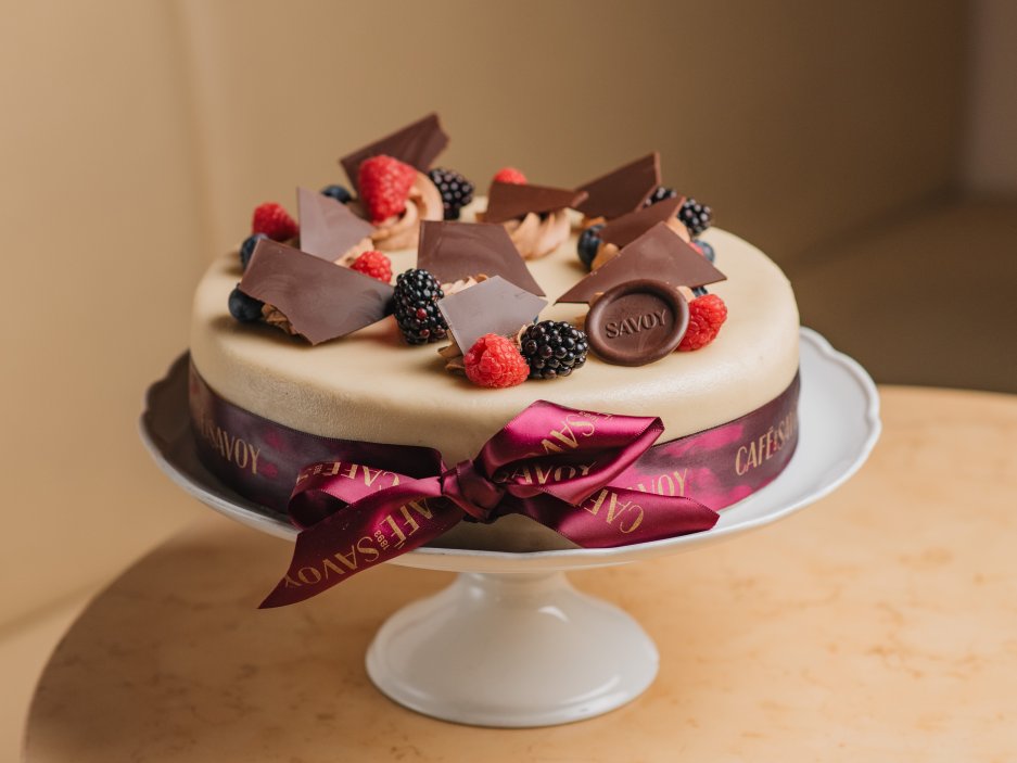 Kavárna je zároveň vlastní pekárnou a cukrárnou – nabízí široký výběr domácích zákusků a klasických dezertů.