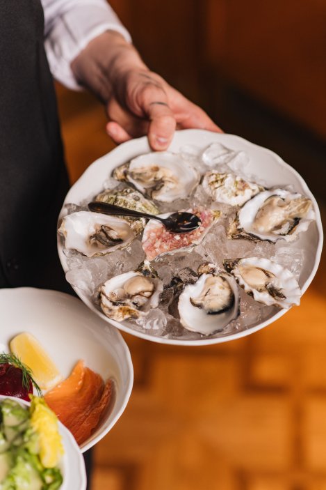 Polední a večerní menu Café Savoy zahrnuje jak lehká jídla, tak větší hlavní chody inspirované českou a francouzskou kuchyni.