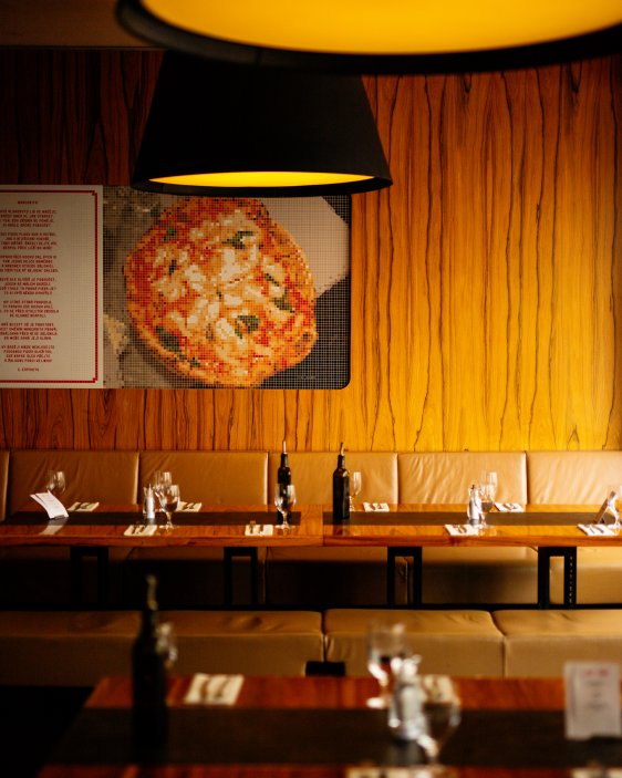 Pizza Nuova je italská restaurace Ambiente, která už od roku 2006 přináší do centra Prahy pravou neapolskou pizzu. Pizza Nuova je jediný podnik v republice, který se pyšní certifikátem asociace Verace Pizza Napoletana.