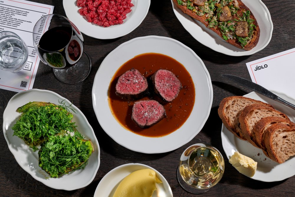 Nabízí tradiční české polévky (např. dršťková) a další rustikální pokrmy podle sezóny a denní nabídky. Oblíbený je i tamní tatarák.