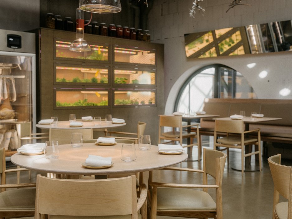 Restaurace Štangl vznikla v horním patře bývalé Esky, pod křídly skupiny Ambiente. Zatímco spodní patro zůstalo bistru a pekárně, horní prostor se proměnil v tichý, minimalistický fine dining.