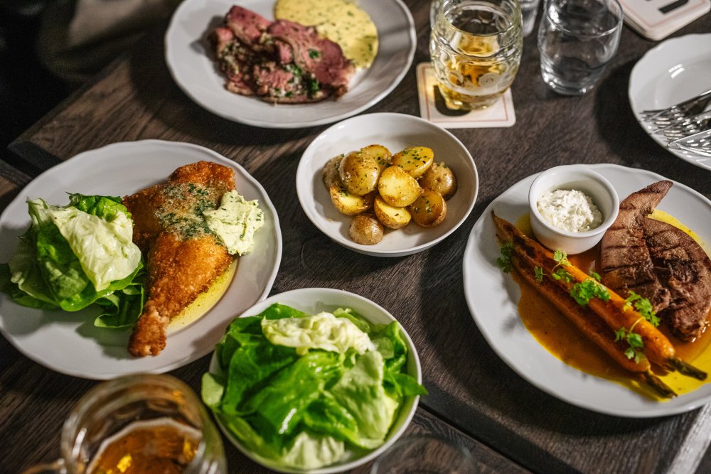 Mezi oblíbené masové pokrmy patří například dušené králičí stehno, vepřové líčka, křupavé kachní srdíčka a žaludky.