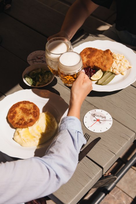 Kuchyň vaří poctivou českou kuchyni postavenou na tradičních receptech. Základem jsou klasiky jako svíčková, koprovka, guláš, pečené maso s knedlíkem nebo smažený řízek.