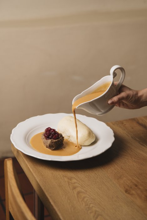 ídla se připravují jednoduše, z kvalitních surovin a bez zbytečných úprav – tak, jak je hosté znají a mají rádi. Menu se obměňuje podle sezony a doplňují ho polévky, buchty a další české stálice.