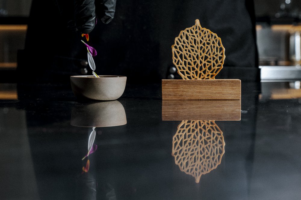 Silnou stránkou jsou výrazné omáčky, vývary a práce s texturami (křupavé × krémové × fermentované). Nejde o efektní „mikro porce“, ale o vyvážený zážitek, který je spíš o chuti a emocích než o technické dokonalosti.