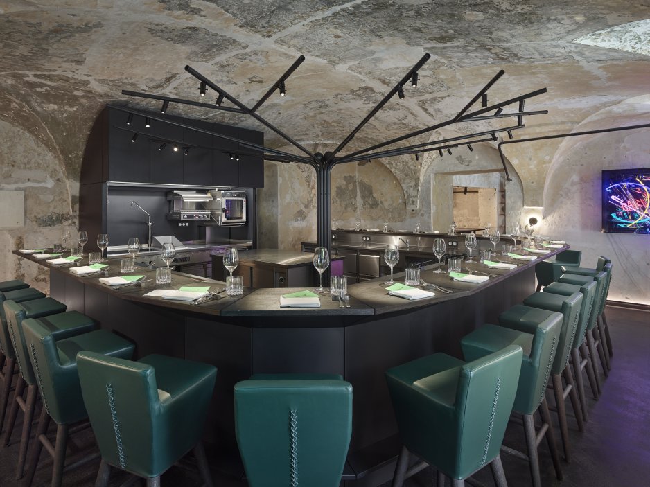 Interiér navrhlo české designové studio Olgoj Chorchoj, které stojí za celkovým vizuálním stylem prostoru.