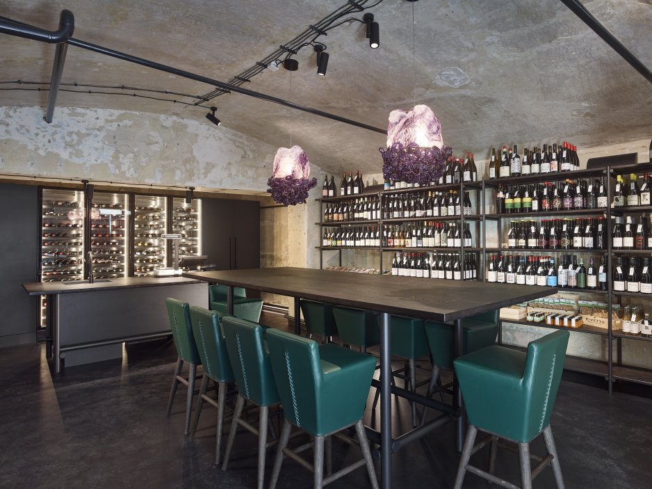 Do prostoru jsou integrovány neonové obrazy a umělecké prvky od berlínského umělce Anselma Reyleho, zapůjčené z DSC Gallery, které atmosféru výrazně ovlivňují.