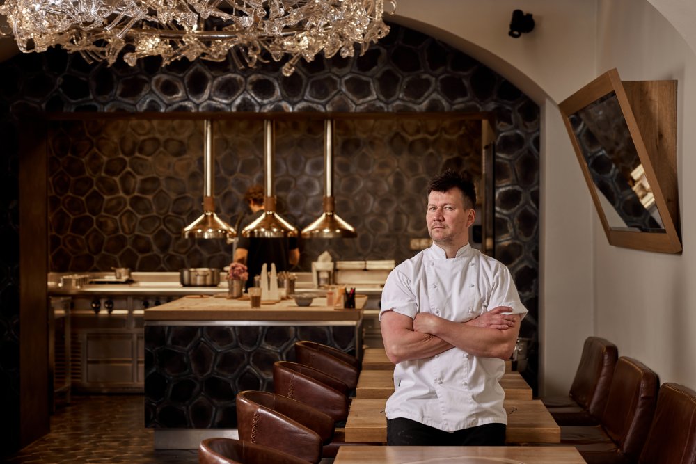 Její chef patron Oldřich Sahajdák byl zároveň vyhlášen Šéfkuchařem roku. „Mám z tohoto ocenění velkou radost. Je to dobrá zpráva i pro spolek Nová česká, který podporuje a propaguje českou kuchyni. Rozhodně to ale nevnímám jako individuální cenu. Je to uznání práce celého týmu z Haštalské,“ říká Sahajdák.