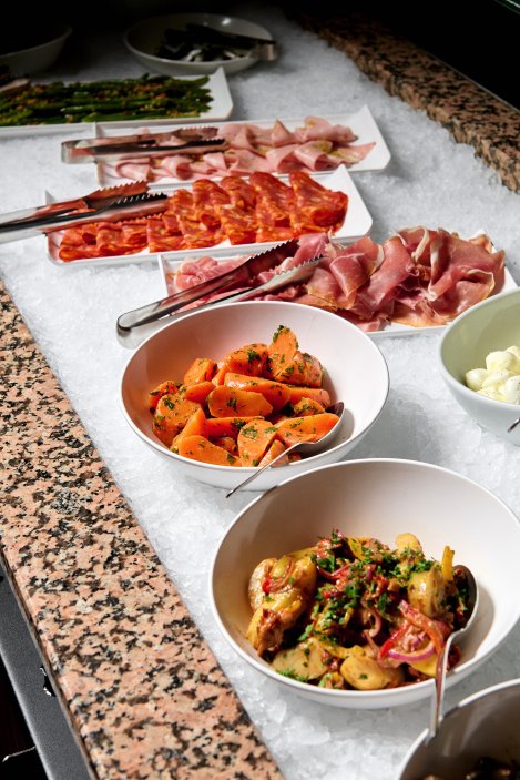 Vedle pizzy nabízí restaurace také čerstvé domácí těstoviny z různých regionů Itálie, bohatý salátový bar a degustační menu formou "all you can eat". V rámci degustace Neapol hosté ochutnají pizzu a domácí těstoviny, které číšníci nosí hostům čerstvé přímo z kuchyně.