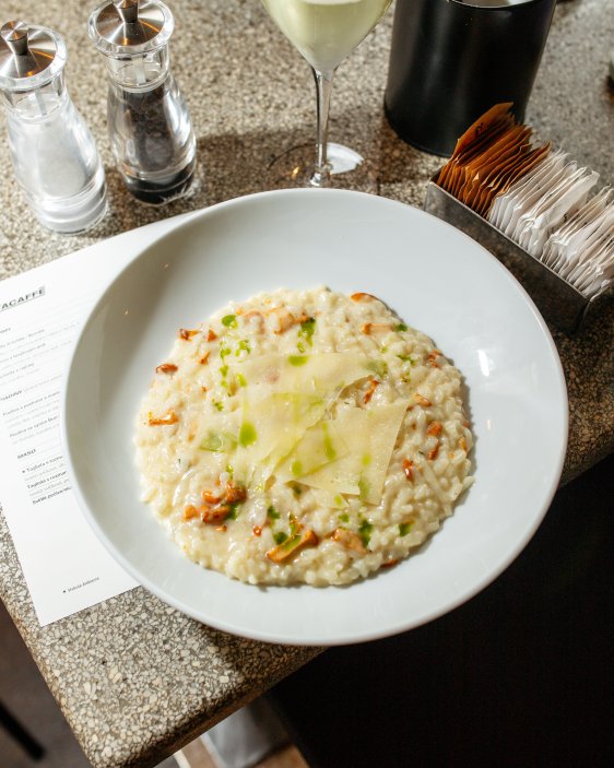 Nejoblíbenější bývá sezónní krémové rizoto (často s houbami, šafránem nebo zeleninou). Lidi ho chválí hlavně za správnou konzistenci (nepřevařené, žádná kaše) a čistou chuť – jednoduché, ale fakt dobře udělané.