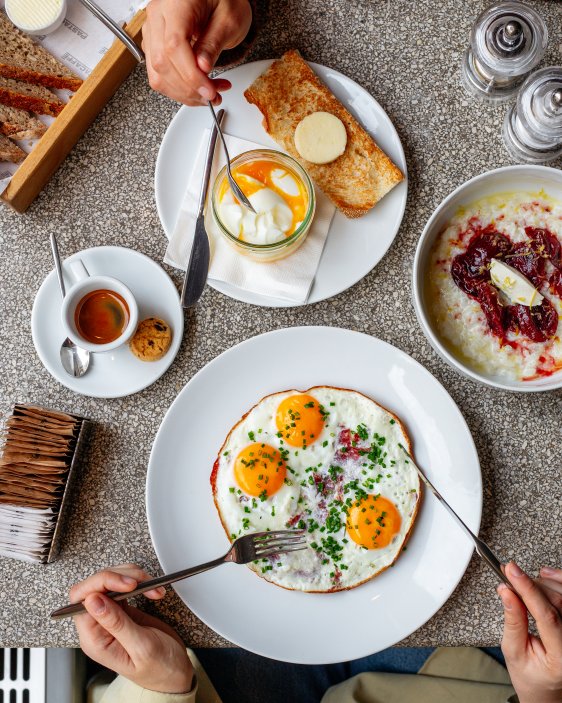 Brunch je italsky laděný, ale jednoduchý: vejce (scrambled, omelety), focaccia, ricotta, prosciutto, sladké pečivo, jogurty a dobrá káva.