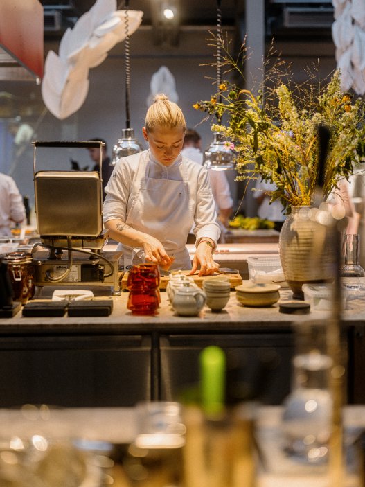 „Ve Štanglu se snažím držet dezerty jednoduché. Nechci hosty šokovat, ale připomenout jim chutě, které už znají, jen v jiném kabátu. Suroviny vybírám podle toho, co nejlepšího sezona zrovna nabídne. To je pro mě vodítko, které nikdy nezklame,“ popisuje svůj přístup Keltnerová.