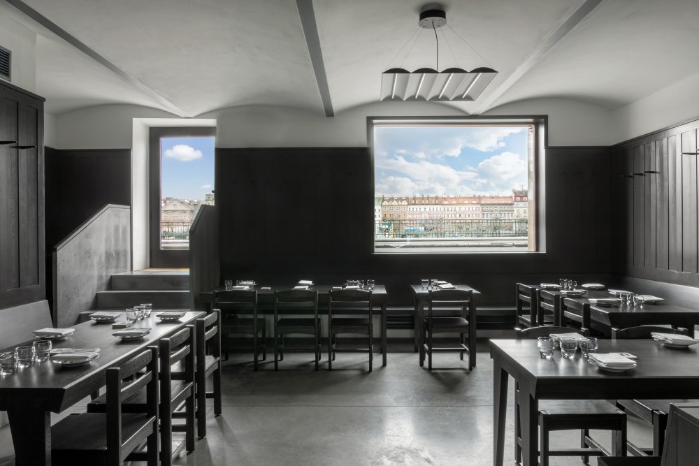 Autorem návrhu je studio Olgoj Chorchoj, které tu vsadilo na elegantní střídmost a funkčnost.