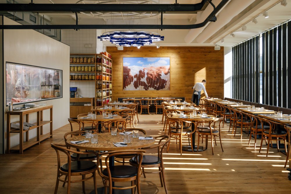 Čestr, rovněž oceněný jednou čepicí, je moderní restaurace-steakhouse v Praze zaměřená především na krájené, zrající a precizně připravované hovězí maso.