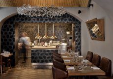 Interiér La Degustation Bohême Bourgeoise navrhlo studio Olgoj Chorchoj, konkrétně designéři Michal Froněk a Jan Němeček, kteří při redesignu prostoru restaurace kladli důraz na propojení historického charakteru objektu s moderním minimalistickým stylem.