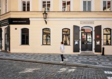 Čtyři kuchařské čepice, které podle metodiky průvodce symbolizují velmi vysokou úroveň gastronomie, obdržela restaurace La Degustation Bohême Bourgeoise.