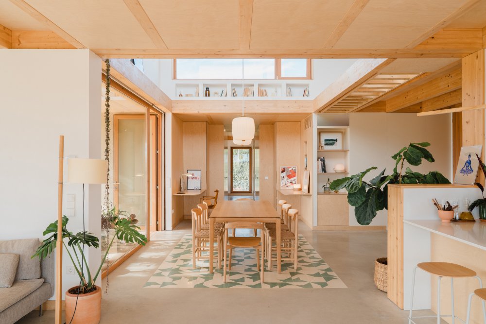 Casa Al Pradet ukazuje, že modulární architektura nemusí být anonymní ani průmyslová. Naopak – může fungovat jako otevřený systém, který propojuje design, výrobu a stavbu do jednoho udržitelného modelu. Modelu, jenž dává smysl nejen architektonicky, ale i ekonomicky.
