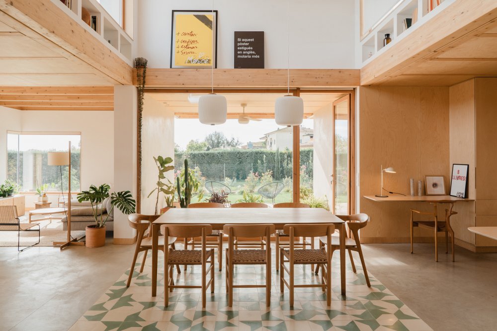 Casa Al Pradet ukazuje, že modulární architektura nemusí být anonymní ani průmyslová. Naopak – může fungovat jako otevřený systém, který propojuje design, výrobu a stavbu do jednoho udržitelného modelu. Modelu, jenž dává smysl nejen architektonicky, ale i ekonomicky.