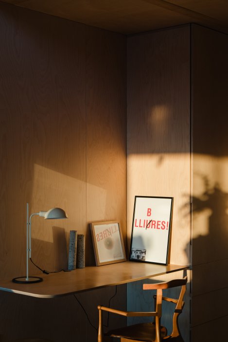 Casa Al Pradet ukazuje, že modulární architektura nemusí být anonymní ani průmyslová. Naopak – může fungovat jako otevřený systém, který propojuje design, výrobu a stavbu do jednoho udržitelného modelu. Modelu, jenž dává smysl nejen architektonicky, ale i ekonomicky.