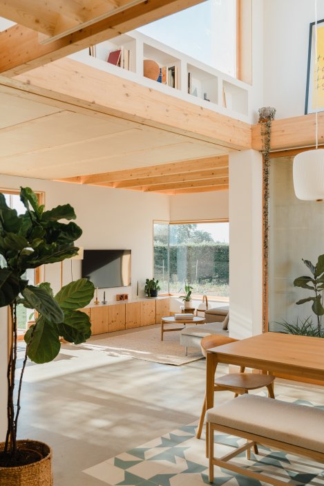 Casa Al Pradet ukazuje, že modulární architektura nemusí být anonymní ani průmyslová. Naopak – může fungovat jako otevřený systém, který propojuje design, výrobu a stavbu do jednoho udržitelného modelu. Modelu, jenž dává smysl nejen architektonicky, ale i ekonomicky.