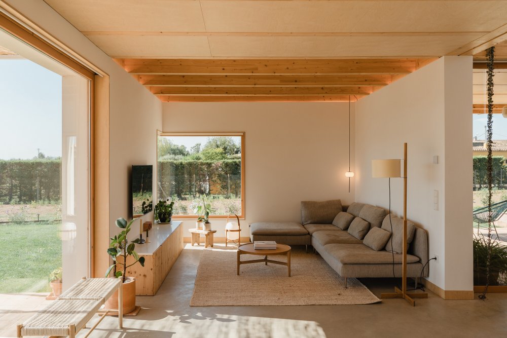 Casa Al Pradet ukazuje, že modulární architektura nemusí být anonymní ani průmyslová. Naopak – může fungovat jako otevřený systém, který propojuje design, výrobu a stavbu do jednoho udržitelného modelu. Modelu, jenž dává smysl nejen architektonicky, ale i ekonomicky.