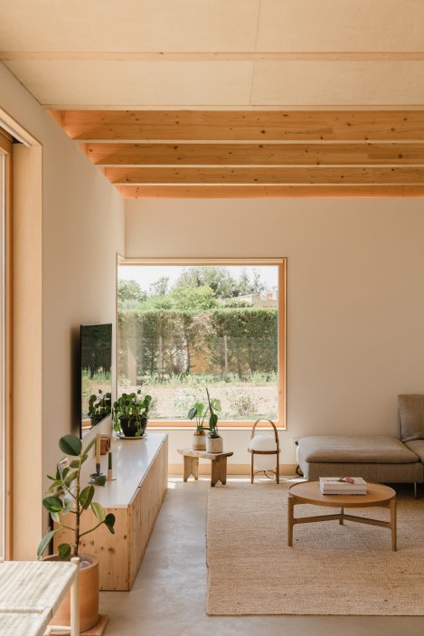 Casa Al Pradet ukazuje, že modulární architektura nemusí být anonymní ani průmyslová. Naopak – může fungovat jako otevřený systém, který propojuje design, výrobu a stavbu do jednoho udržitelného modelu. Modelu, jenž dává smysl nejen architektonicky, ale i ekonomicky.