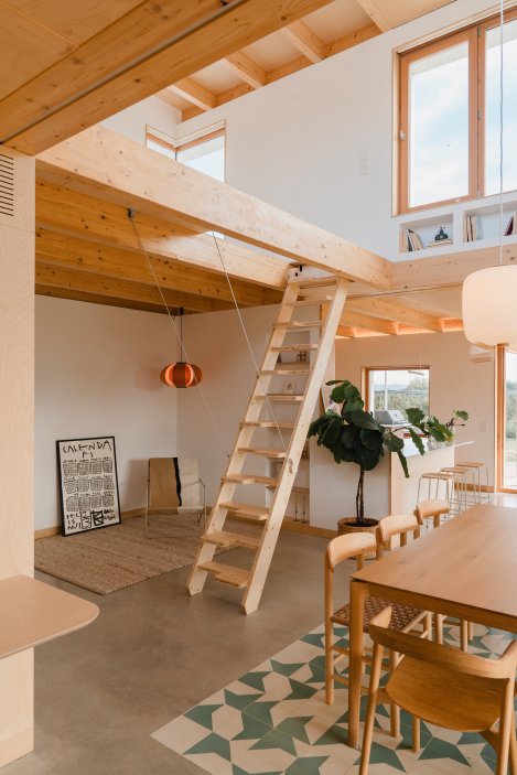 Casa Al Pradet ukazuje, že modulární architektura nemusí být anonymní ani průmyslová. Naopak – může fungovat jako otevřený systém, který propojuje design, výrobu a stavbu do jednoho udržitelného modelu. Modelu, jenž dává smysl nejen architektonicky, ale i ekonomicky.