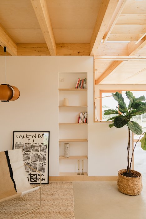 Casa Al Pradet ukazuje, že modulární architektura nemusí být anonymní ani průmyslová. Naopak – může fungovat jako otevřený systém, který propojuje design, výrobu a stavbu do jednoho udržitelného modelu. Modelu, jenž dává smysl nejen architektonicky, ale i ekonomicky.