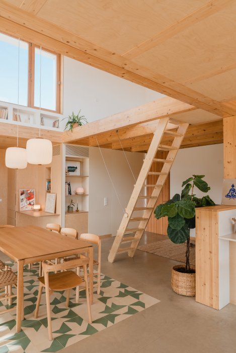 Casa Al Pradet ukazuje, že modulární architektura nemusí být anonymní ani průmyslová. Naopak – může fungovat jako otevřený systém, který propojuje design, výrobu a stavbu do jednoho udržitelného modelu. Modelu, jenž dává smysl nejen architektonicky, ale i ekonomicky.