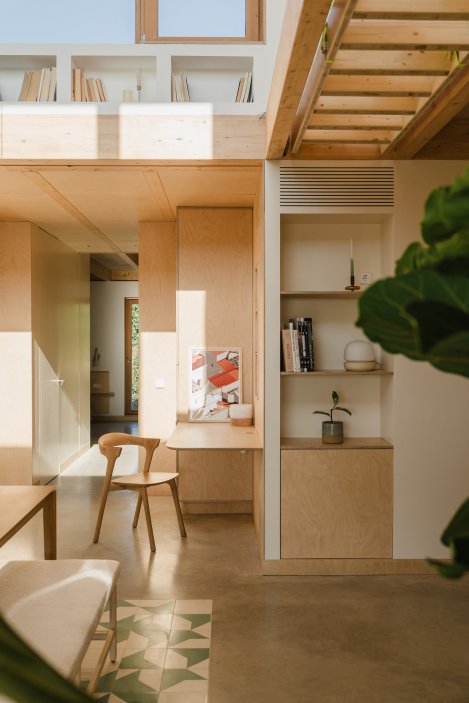 Casa Al Pradet ukazuje, že modulární architektura nemusí být anonymní ani průmyslová. Naopak – může fungovat jako otevřený systém, který propojuje design, výrobu a stavbu do jednoho udržitelného modelu. Modelu, jenž dává smysl nejen architektonicky, ale i ekonomicky.