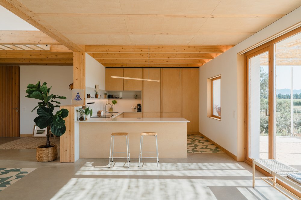 Casa Al Pradet ukazuje, že modulární architektura nemusí být anonymní ani průmyslová. Naopak – může fungovat jako otevřený systém, který propojuje design, výrobu a stavbu do jednoho udržitelného modelu. Modelu, jenž dává smysl nejen architektonicky, ale i ekonomicky.