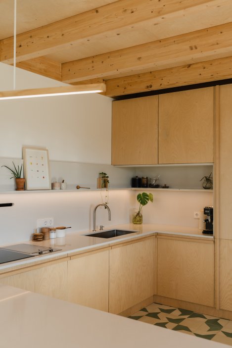 Casa Al Pradet ukazuje, že modulární architektura nemusí být anonymní ani průmyslová. Naopak – může fungovat jako otevřený systém, který propojuje design, výrobu a stavbu do jednoho udržitelného modelu. Modelu, jenž dává smysl nejen architektonicky, ale i ekonomicky.