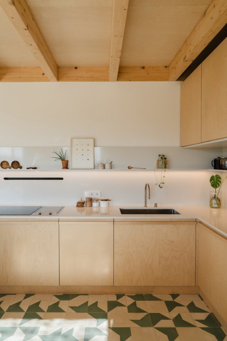 Casa Al Pradet ukazuje, že modulární architektura nemusí být anonymní ani průmyslová. Naopak – může fungovat jako otevřený systém, který propojuje design, výrobu a stavbu do jednoho udržitelného modelu. Modelu, jenž dává smysl nejen architektonicky, ale i ekonomicky.